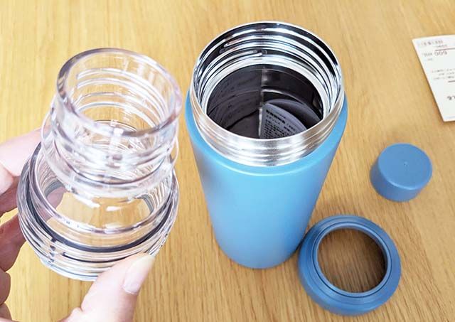 無印良品の「ステンレス 炭酸にも使える 保冷ボトル」の本体上部とフタを分解している様子