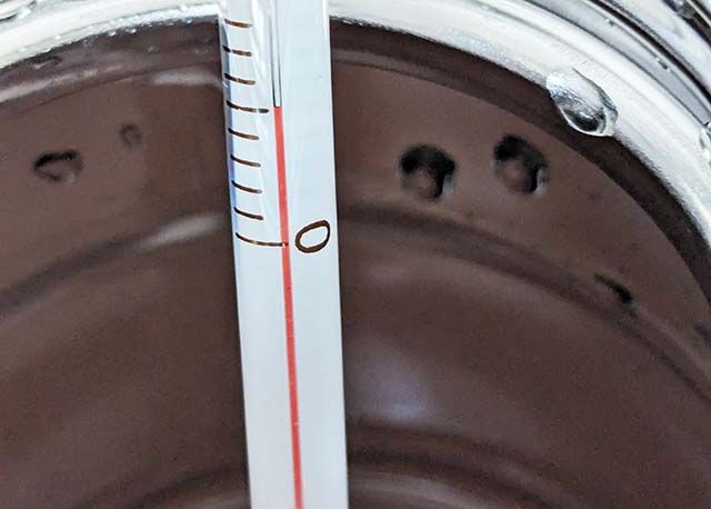 無印良品の「ステンレス 炭酸にも使える 保冷ボトル」に入れた飲料の温度を測っている様子。5℃ぴったり。