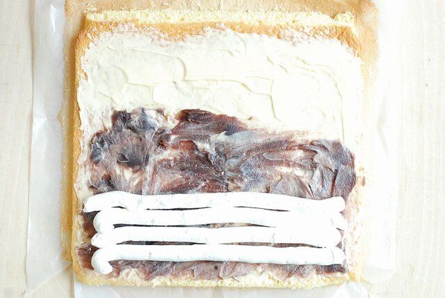 あんバターロールケーキ レシピ ケーキ生地にバタークリームとこしあんとホイップクリームを塗り巻き上げる