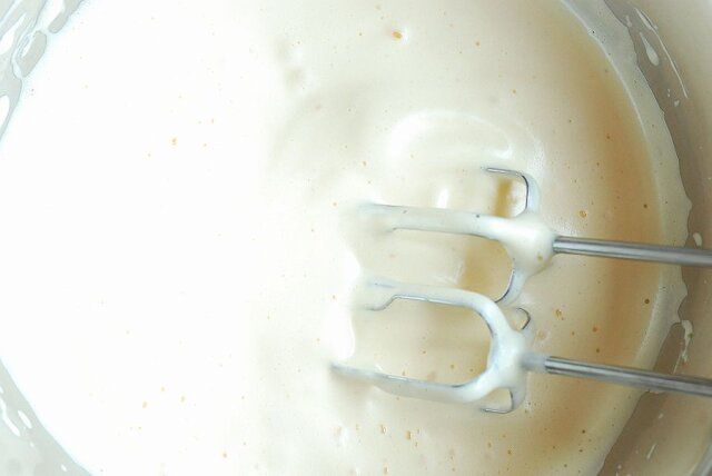 あんバターロールケーキ レシピ 卵とグラニュー糖を湯せんにかけ泡立てる