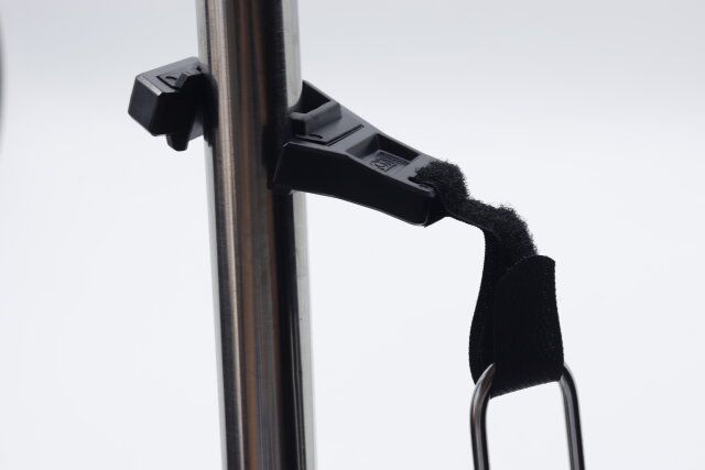 ダイソーのAGAXポール用ツールホルダーはキャンプギアなどを吊り下げて使える