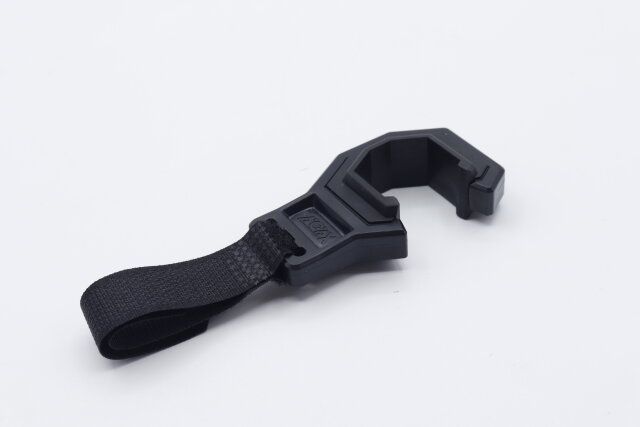 ダイソーのAGAXポール用ツールホルダーはキャンプ時におすすめの便利グッズ