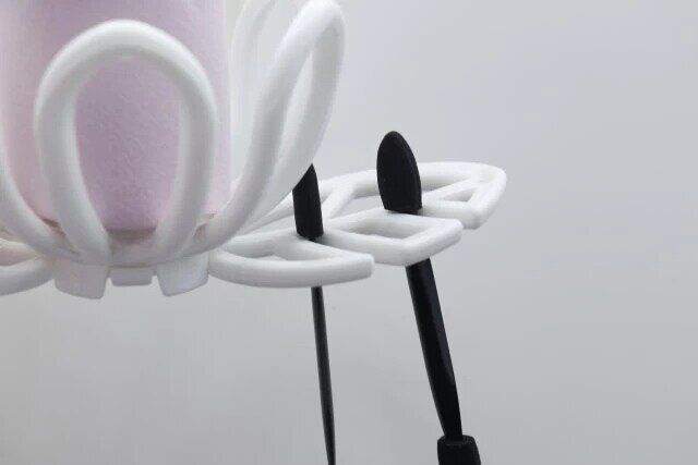 セリアのセリアの3Dパフホルダー フラワーはメイクブラシやパフの乾燥に便利