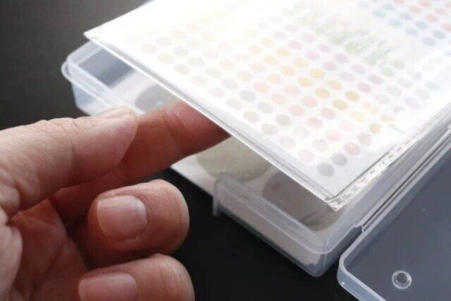 セリアのシートシール収納ケース Sは整理しやすく取り出しやすい