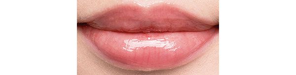 素の唇を引き立てるベビーピンク