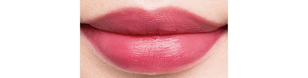 青みローズで大人の余裕を醸し出す