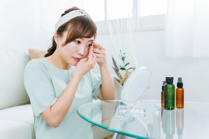 コンタクトレンズをつけたまま寝てしまった場合、どうなる？