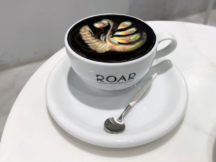 「レインボーブラックチャコールラテ」690円