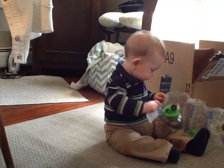 遊びに夢中になる赤ちゃん