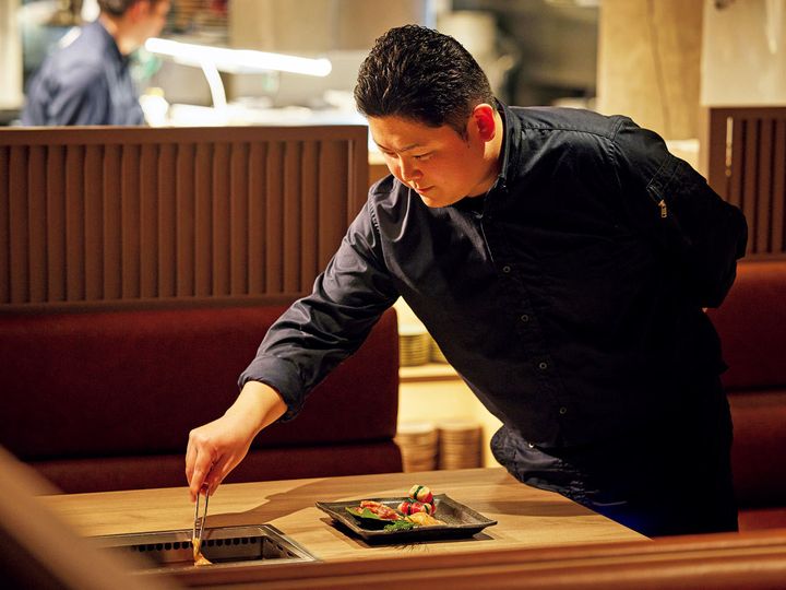 麻布十番『一鳥目 とり松』の熟練したスタッフが焼いてくれている様子