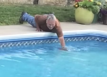 なにかが溺れてる！？ 男性が素早い判断で救出！