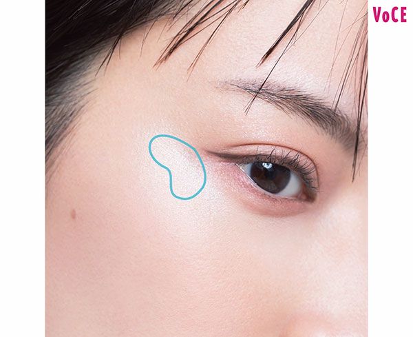 目尻の下に小さな“そら豆”を描くように