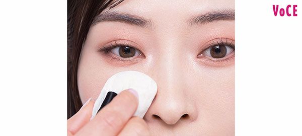 パウダーで鼻まわりのツヤを抑える