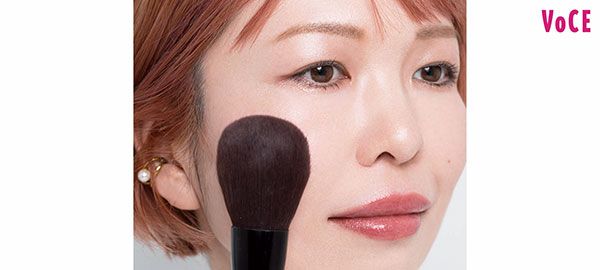ファンデの後に仕上げのパウダーをブラシでふわっとのせる