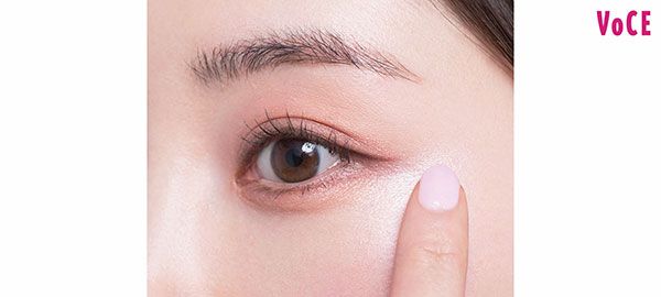 眉頭の上、鼻根、鼻先、目尻の下にライトカラーを仕込む