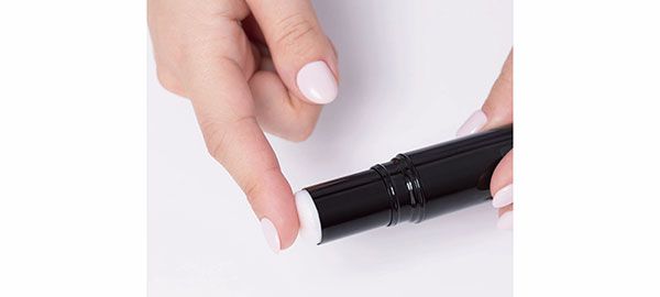 指に取ってから肌にのせて量を調整