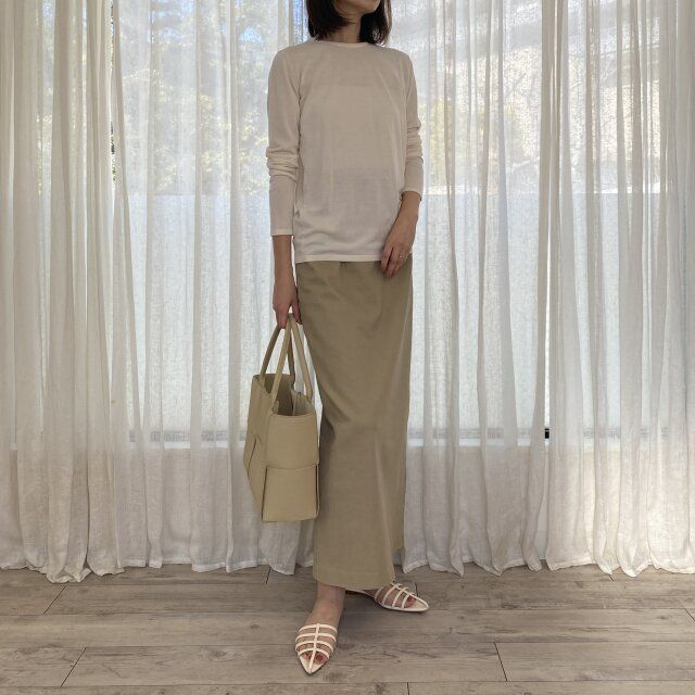Plageシアーニットとベージュスカートコーデ
