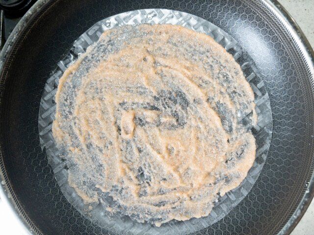 餅チーズ明太ライスペーパーチヂミ レシピ フライパンにライスペーパーを入れ明太子を塗る