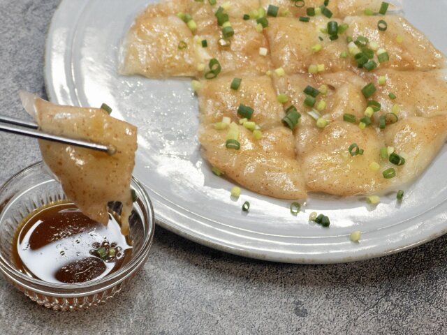 餅チーズ明太ライスペーパーチヂミ レシピ 切り分けて皿に盛り小葱を振る