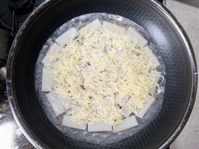 餅チーズ明太ライスペーパーチヂミ レシピ 濡らしたライスペーパーを乗せて焼く