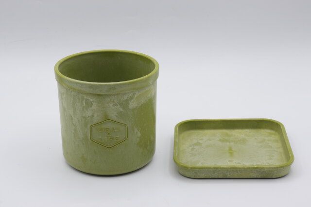 セリアのストーン風プランター 丸型とストーン風プランター用受皿 角型