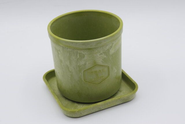 セリアのストーン風プランター 丸型とストーン風プランター用受皿 角型のデザイン