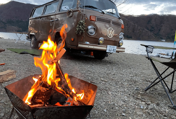 河原で寛ぐイメージ画像