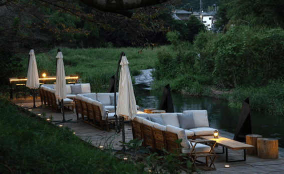 河原で寛ぐイメージ画像