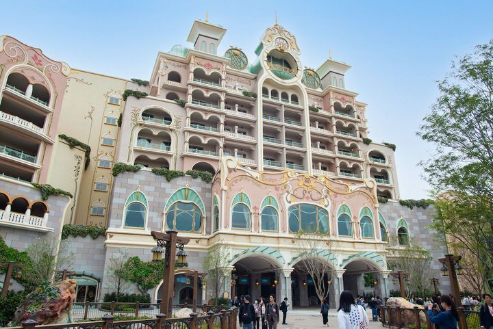 こちらは「グランドシャトー」の外観。「グランドシャトー」では、東京ディズニーリゾートで最上級の宿泊体験ができるラグジュアリータイプの客室が用意されています