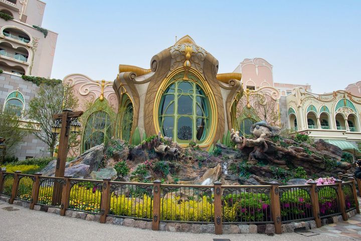 「ファンタジーシャトー」のそばには、ディズニー映画「ファンタジア」に登場するミッキーを表現した“魔法の泉”があります