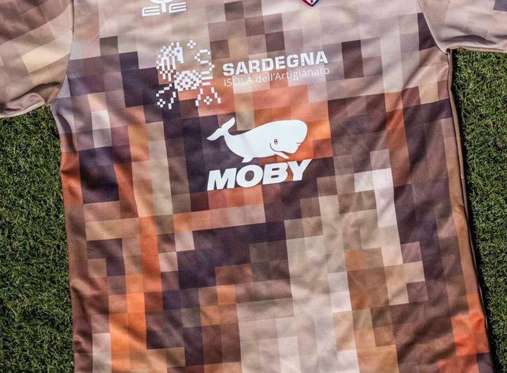 カリアリが歴史的「島民の革命」を表現した限定ユニフォームを発表 ピクセルアートの“ぼかしデザイン”