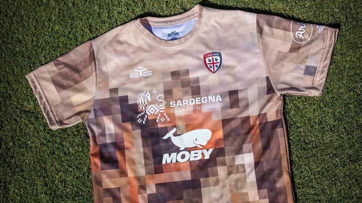 カリアリが歴史的「島民の革命」を表現した限定ユニフォームを発表 ピクセルアートの“ぼかしデザイン”