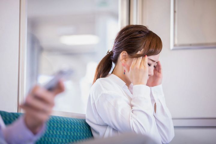 車内で不安そうな女性（イメージ）