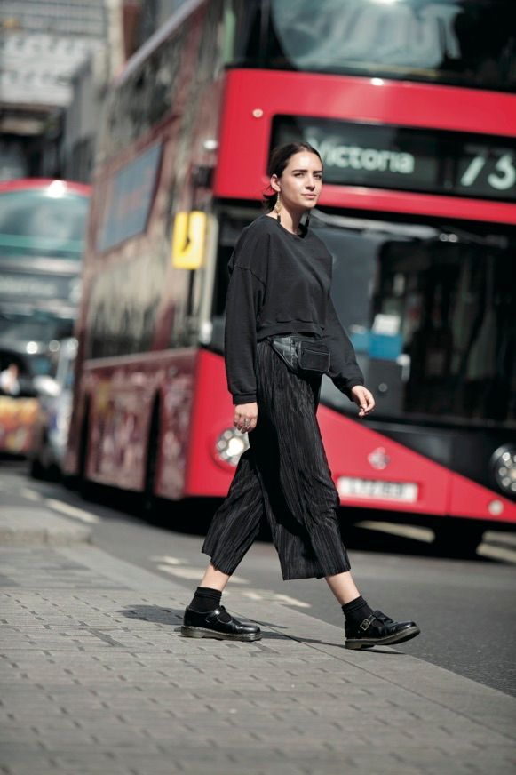 【40代の春夏オールブラックコーデ10選】スタイリッシュにさりげなく黒を着る