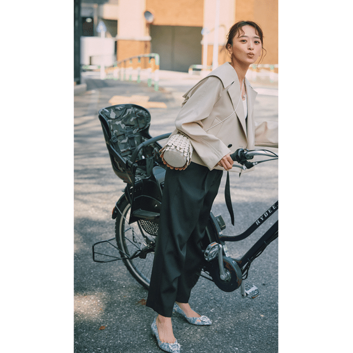 子ども乗せ電動アシスト自転車 自転車ママコーデ 短丈トレンチ