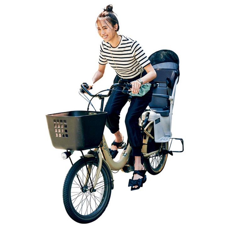 子ども乗せ電動アシスト自転車 自転車ママコーデ きれいめフラットシューズ