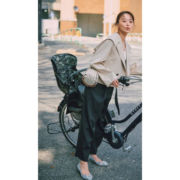 子ども乗せ電動アシスト自転車 自転車ママコーデ 短丈トレンチ