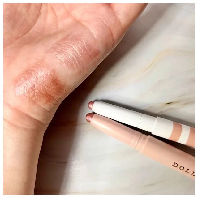 6.コーラルピンクで多幸感フェイスに！ 可愛すぎる「水蜜桃メイク」_使用したコスメ＆韓国風メイクのやり方・ポイント_アイムミミ スティックシャドウシマー 003 ピンクチャーム ￥1089_ドーリーウインク スティックラメシャドウ 02 ダスティピンク ￥1540