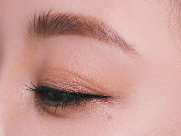 1.ミニマムな盛りで品よく仕上げる「韓国女優風メイク」_使用したコスメ＆韓国風メイクのやり方・ポイント_“平行に引いた控えめなアイラインで上品なポイントを”