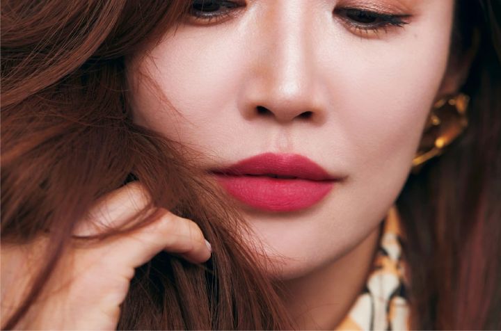 1.ミニマムな盛りで品よく仕上げる「韓国女優風メイク」_使用したコスメ＆韓国風メイクのやり方・ポイント_“1トーン上げの肌と派手色リップで端正な美肌感を際立たせる”