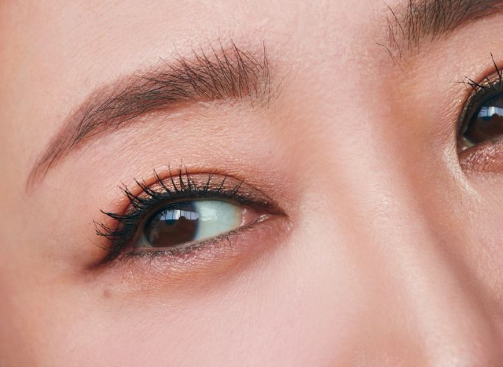 大人に似合う最新・韓国風メイク6選_使用したコスメ＆韓国風メイクのやり方・ポイント_“ハンサム感を引き出す眉は抜け感＝隙間を作って”