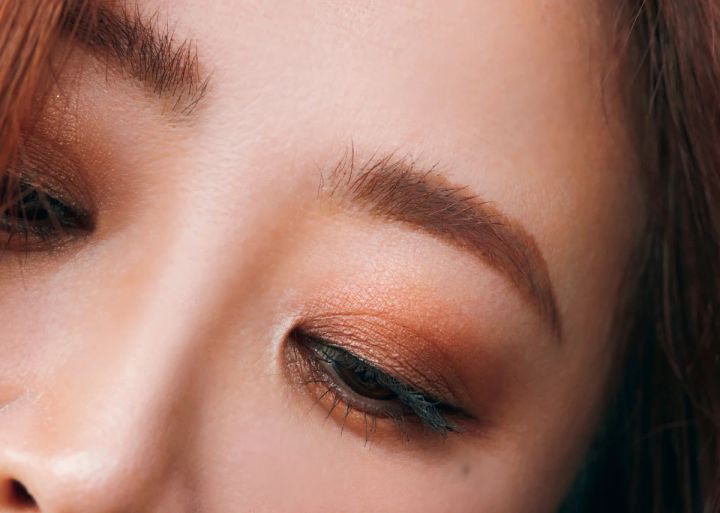 3.洗練×ヤンチャ感が魅力的な「トレンド韓国風メイク」_使用コスメ＆韓国風メイクのやり方・ポイント_“ワントーンで囲んだスモーキーアイでヤンチャな眼差しに”