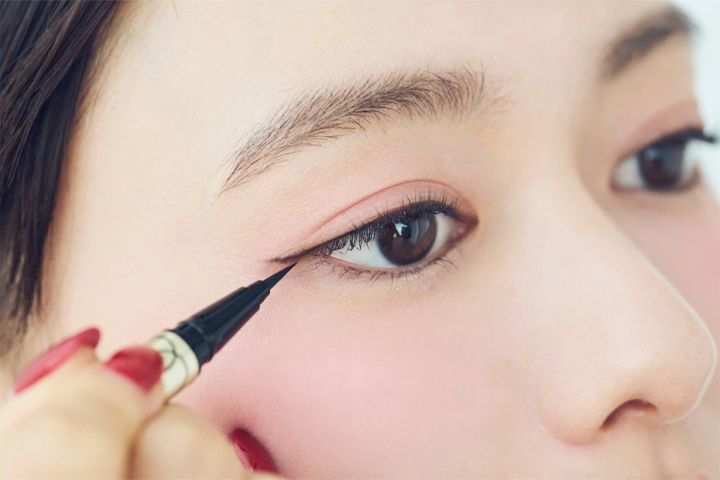 4.素のパーツを最大限に活かした「韓国アイドル風メイク」_使用したコスメ＆韓国風メイクのやり方・ポイント_極細アイラインで、ほんのり目元を締める