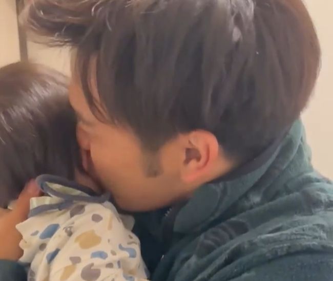 パパ大好きベビー。お見送りのときに見せる仕草が悶絶レベルにかわいすぎ！