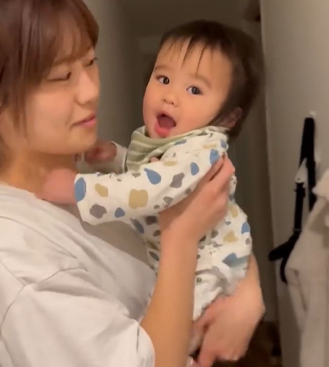 パパ大好きベビー。お見送りのときに見せる仕草が悶絶レベルにかわいすぎ！