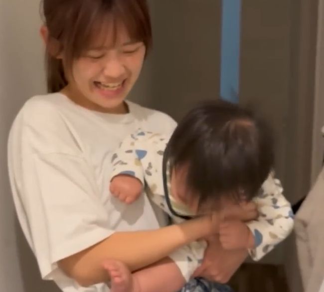 パパ大好きベビー。お見送りのときに見せる仕草が悶絶レベルにかわいすぎ！