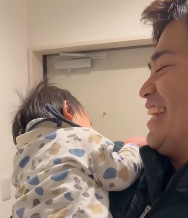 パパ大好きベビー。お見送りのときに見せる仕草が悶絶レベルにかわいすぎ！