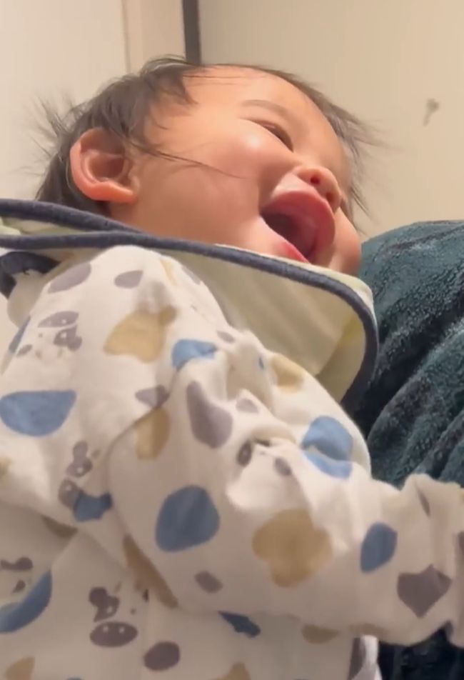 パパ大好きベビー。お見送りのときに見せる仕草が悶絶レベルにかわいすぎ！