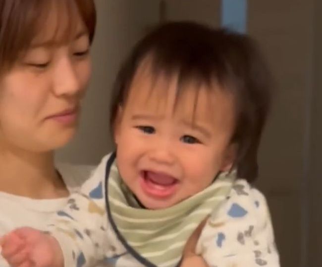 パパ大好きベビー。お見送りのときに見せる仕草が悶絶レベルにかわいすぎ！