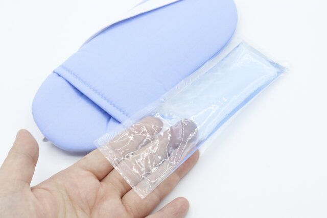 100均ダイソーのアイマスク保冷剤付き